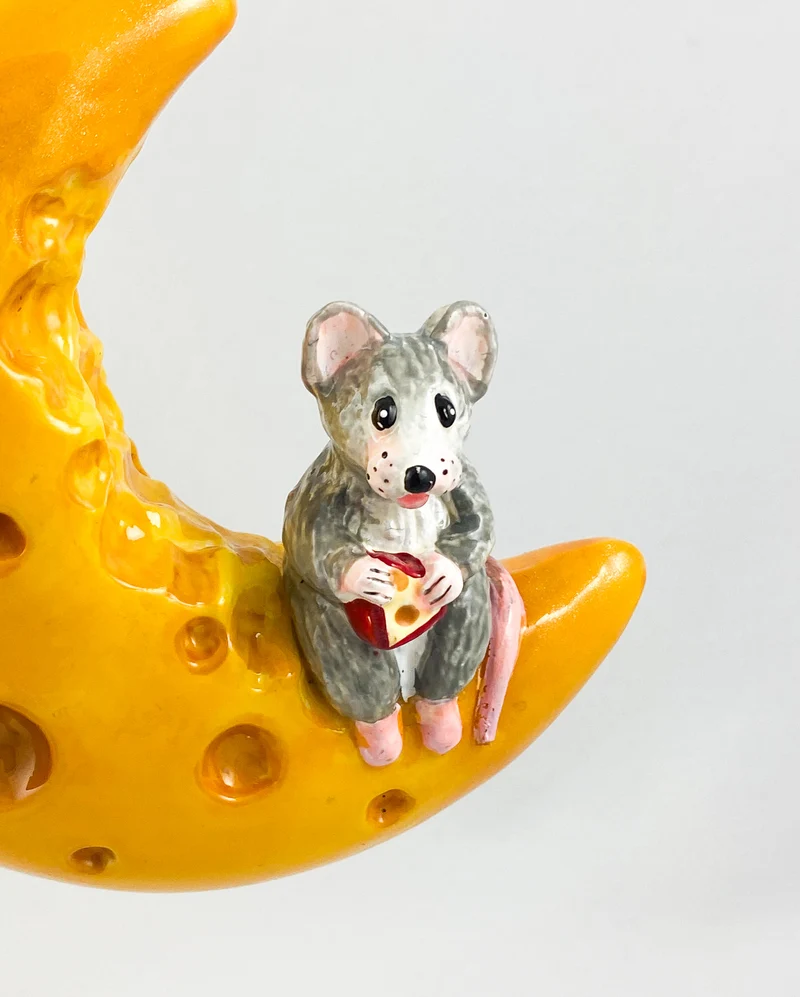 Die Maus hat es sich mit einem Stück Käse auf der Käse-Mond-Sichel bequem gemacht AtlasArt