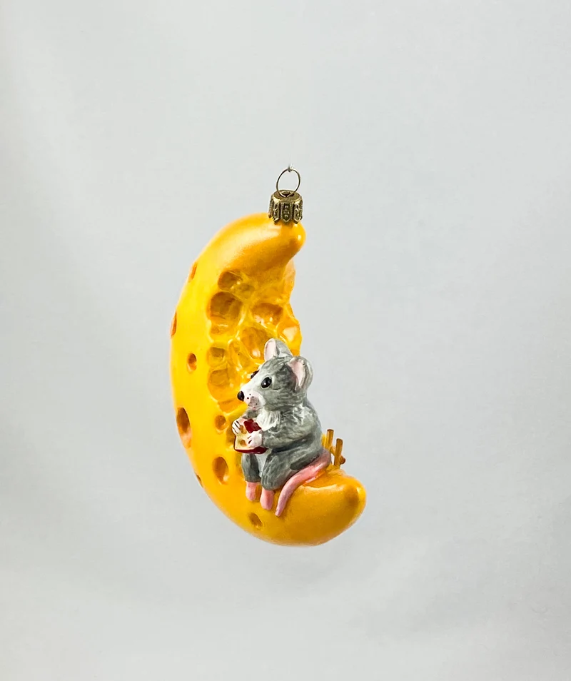Die Maus hat es sich mit einem Stück Käse auf der Käse-Mond-Sichel bequem gemacht AtlasArt