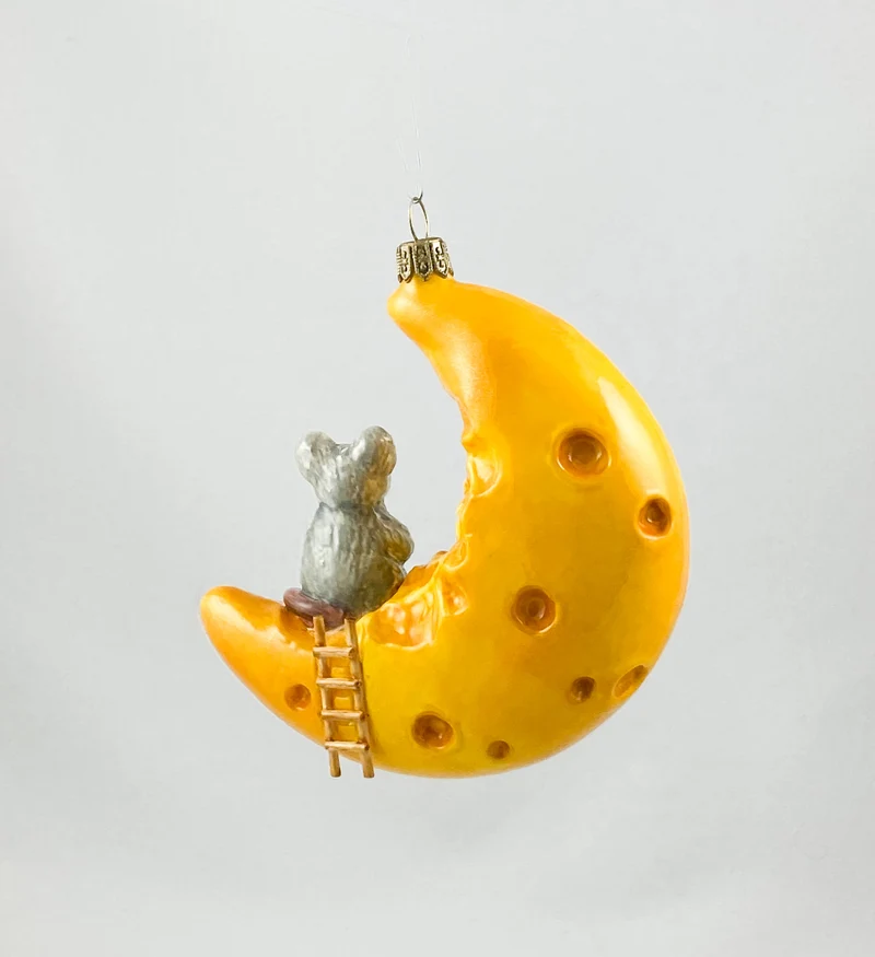 Die Maus hat es sich mit einem Stück Käse auf der Käse-Mond-Sichel bequem gemacht AtlasArt