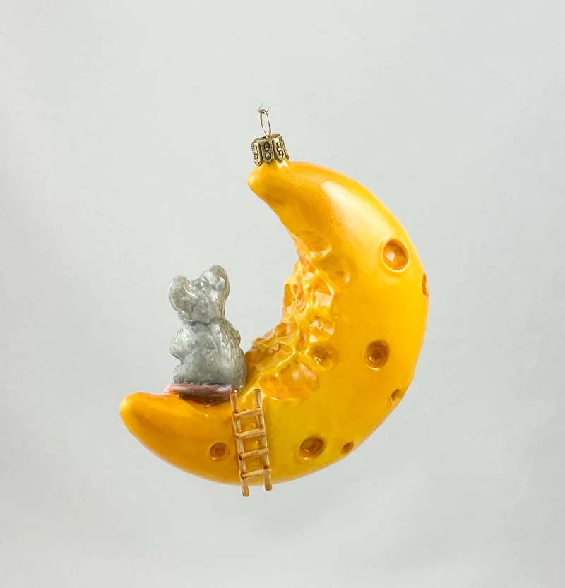Die Maus hat es sich mit einem Stück Käse auf der Käse-Mond-Sichel bequem gemacht AtlasArt