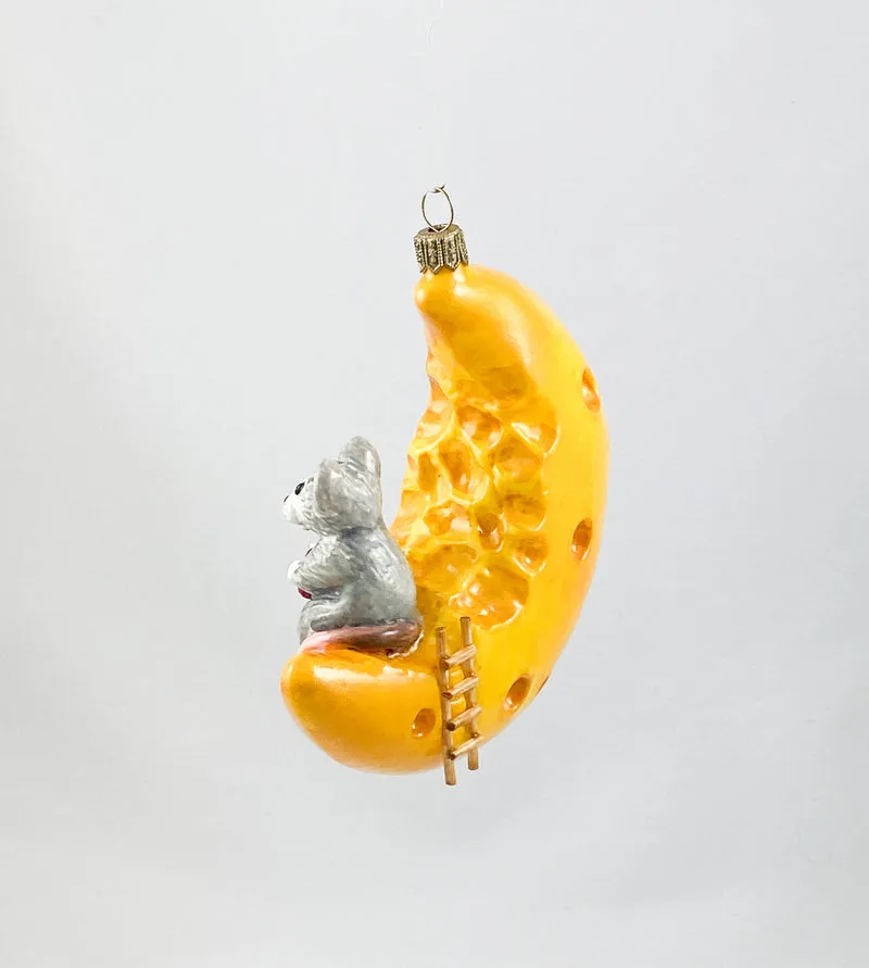 Die Maus hat es sich mit einem Stück Käse auf der Käse-Mond-Sichel bequem gemacht AtlasArt