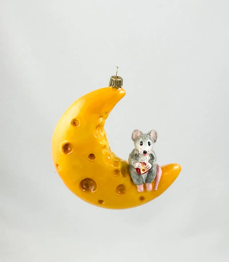 Die Maus hat es sich mit einem Stück Käse auf der Käse-Mond-Sichel bequem gemacht AtlasArt