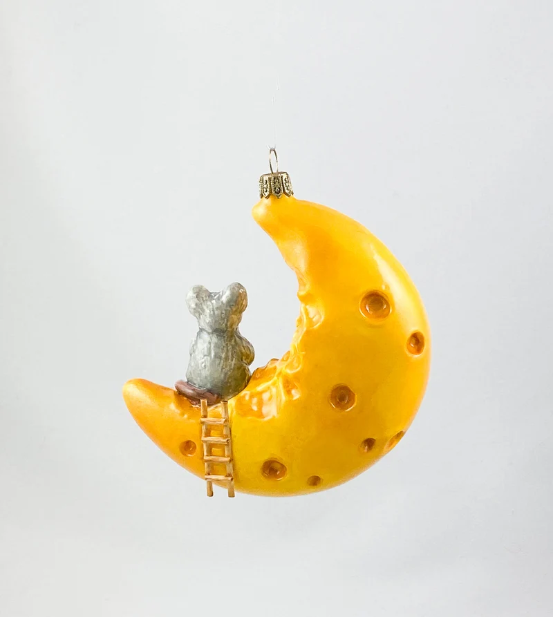 Die Maus hat es sich mit einem Stück Käse auf der Käse-Mond-Sichel bequem gemacht AtlasArt