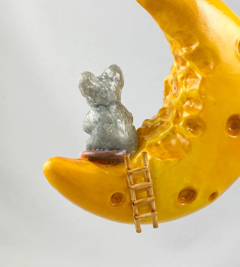 Die Maus hat es sich mit einem Stück Käse auf der Käse-Mond-Sichel bequem gemacht AtlasArt