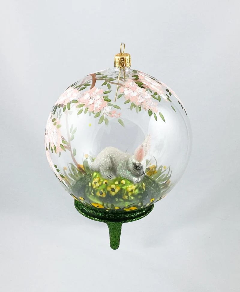 Weisser Hase unter dem blühendem Baum