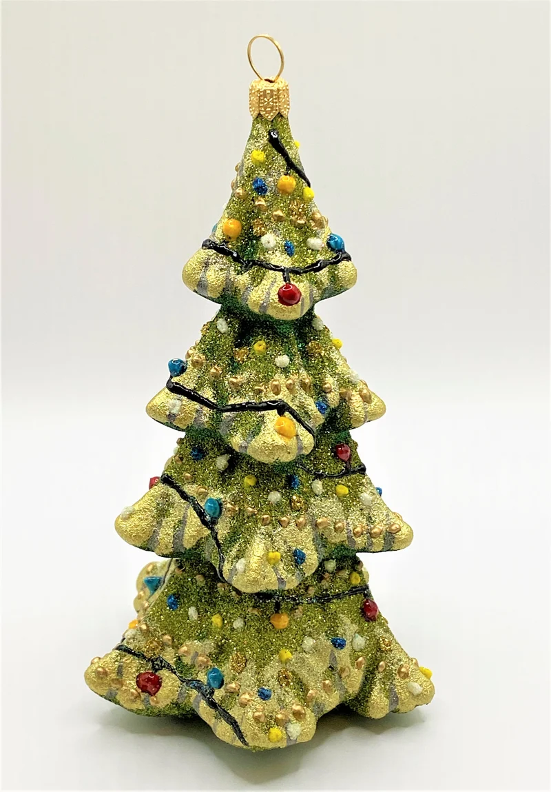 Tief verschneiter Christbaum mit bunten Lichtern, KOMOZJA MOSTOWSKI