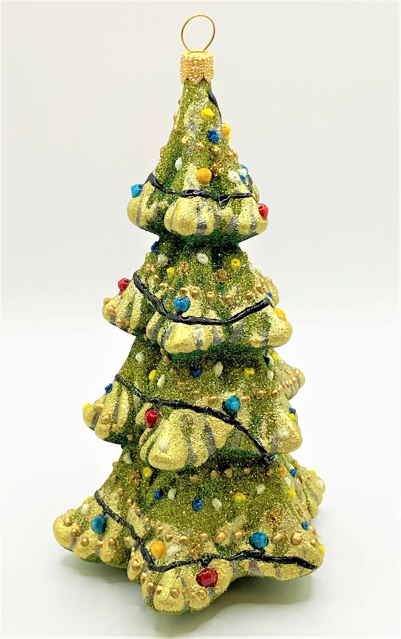 Tief verschneiter Christbaum mit bunten Lichtern, KOMOZJA MOSTOWSKI