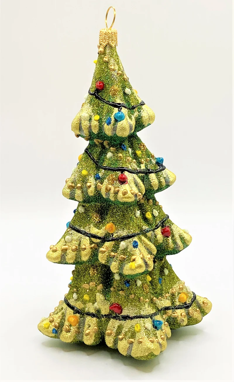 Tief verschneiter Christbaum mit bunten Lichtern, KOMOZJA MOSTOWSKI