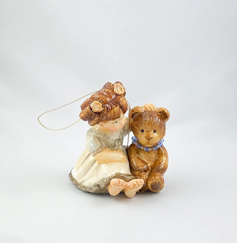 Das kleine Mädchen erzählt dem Teddybär eine Geschichte AtlasArt