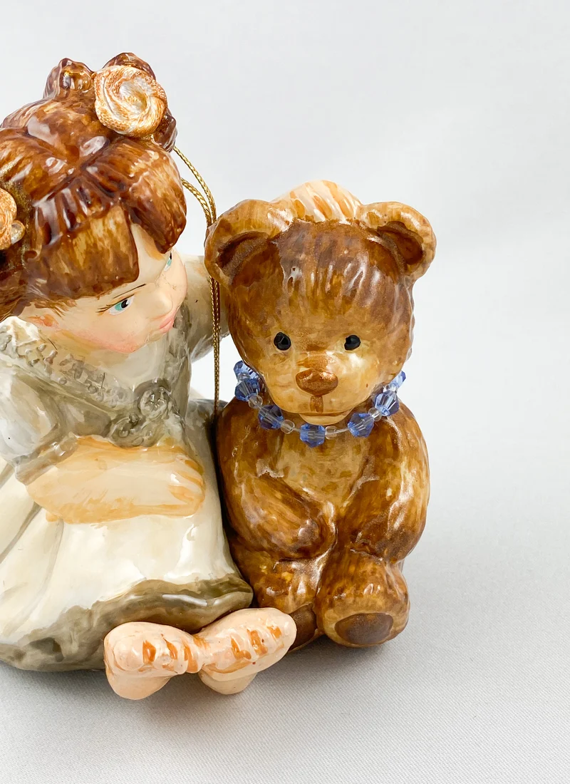Das kleine Mädchen erzählt dem Teddybär eine Geschichte AtlasArt