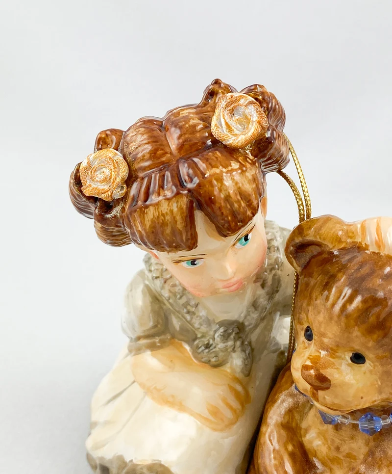 Das kleine Mädchen erzählt dem Teddybär eine Geschichte AtlasArt