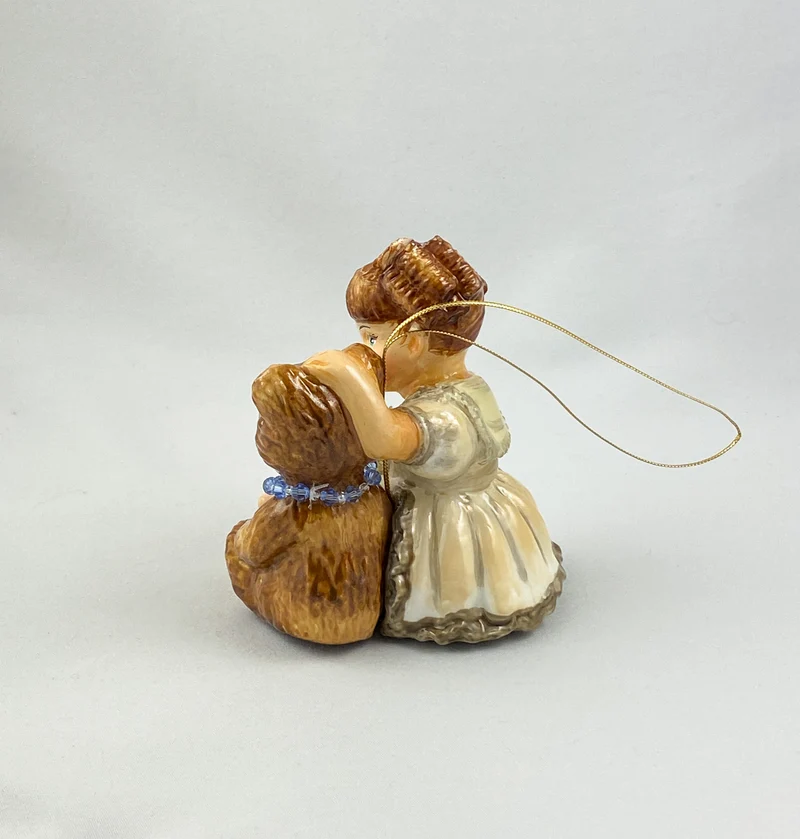 Das kleine Mädchen erzählt dem Teddybär eine Geschichte AtlasArt