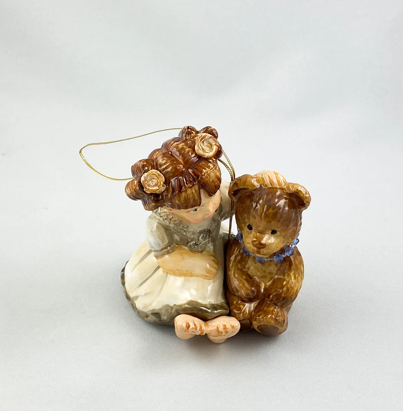 Das kleine Mädchen erzählt dem Teddybär eine Geschichte AtlasArt