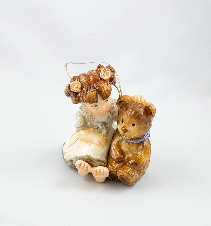 Das kleine Mädchen erzählt dem Teddybär eine Geschichte AtlasArt