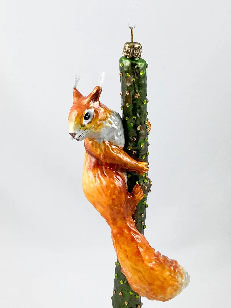 Eichhörnchen klettert am Ast AtlasArt