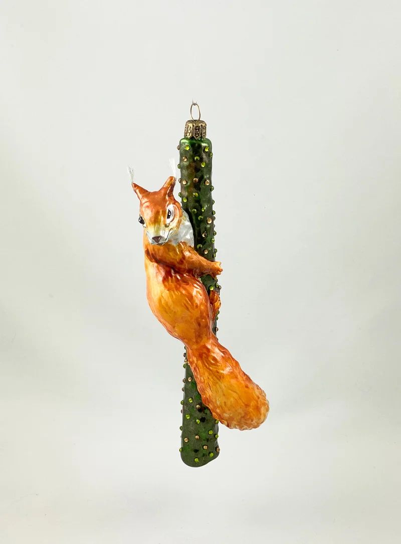 Eichhörnchen klettert am Ast AtlasArt