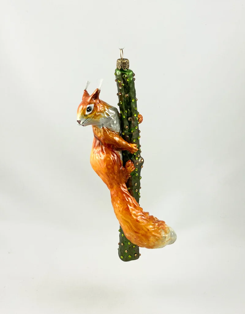 Eichhörnchen klettert am Ast AtlasArt