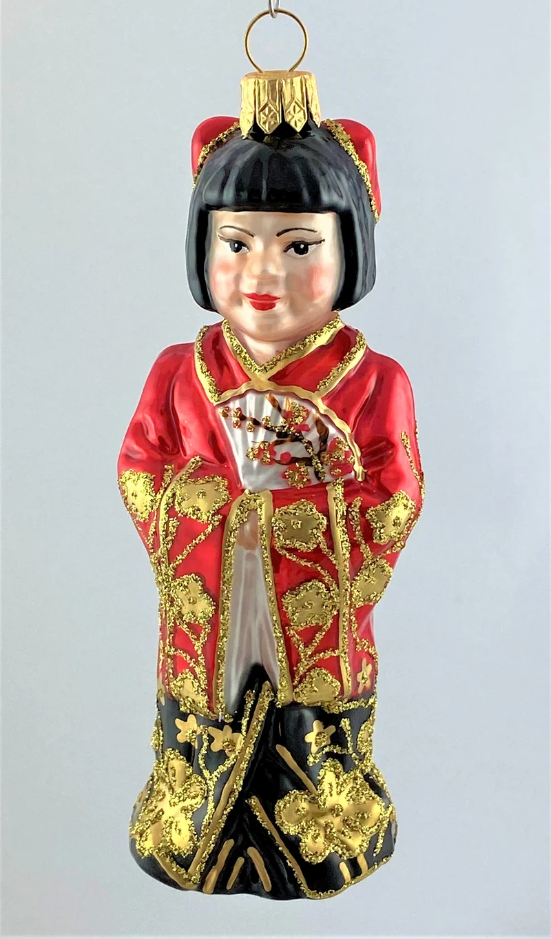Japanisches Mädchen im rot-schwarzen Kimono