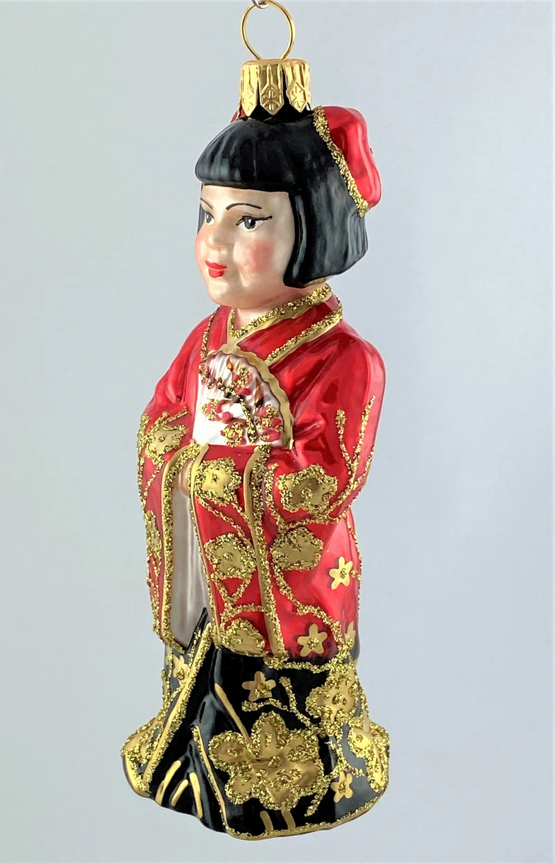 Japanisches Mädchen im rot-schwarzen Kimono