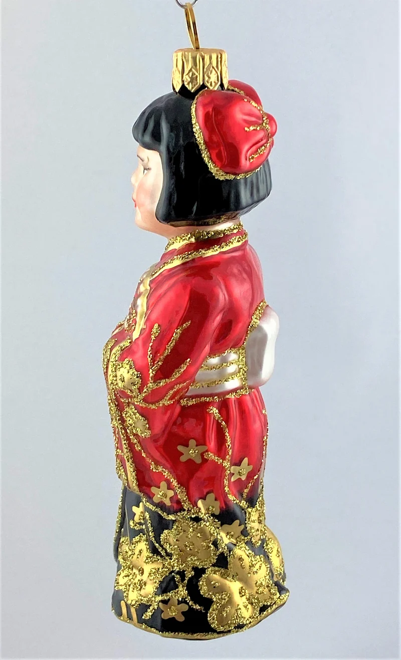 Japanisches Mädchen im rot-schwarzen Kimono