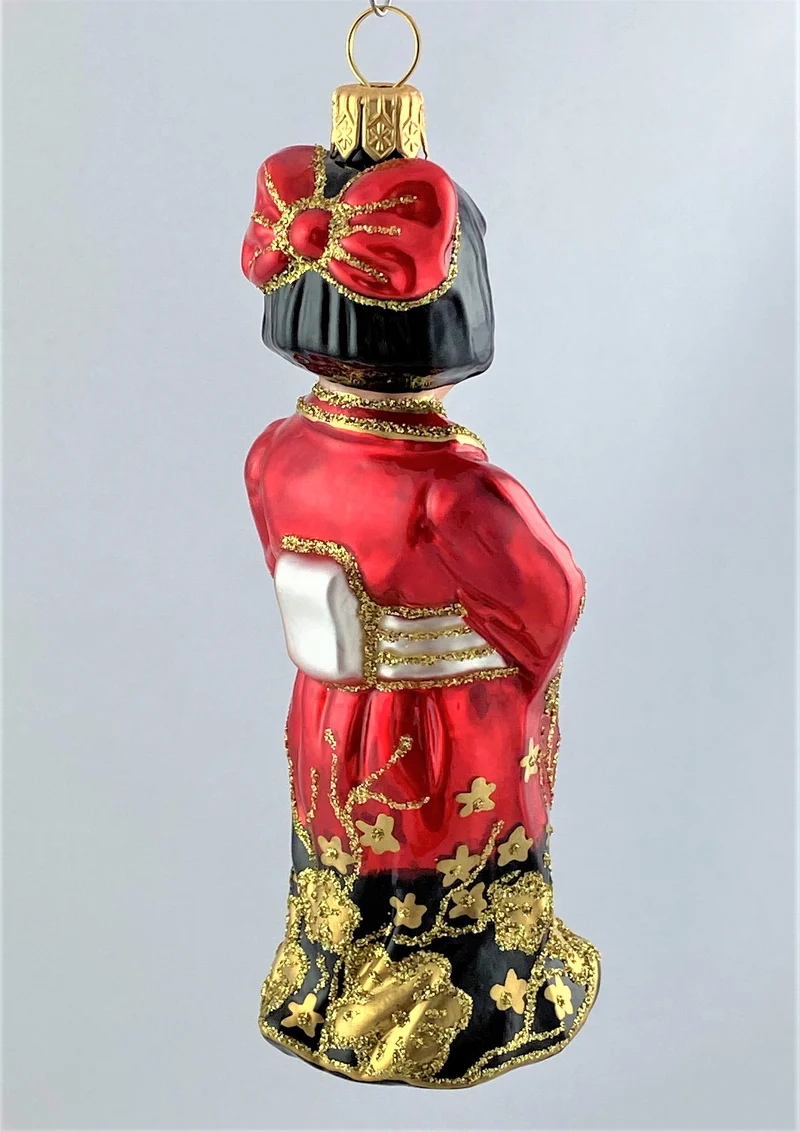 Japanisches Mädchen im rot-schwarzen Kimono