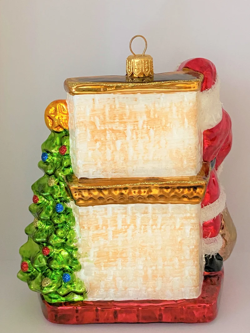 Santa Claus wärmt sich am Kaminfeuer auf