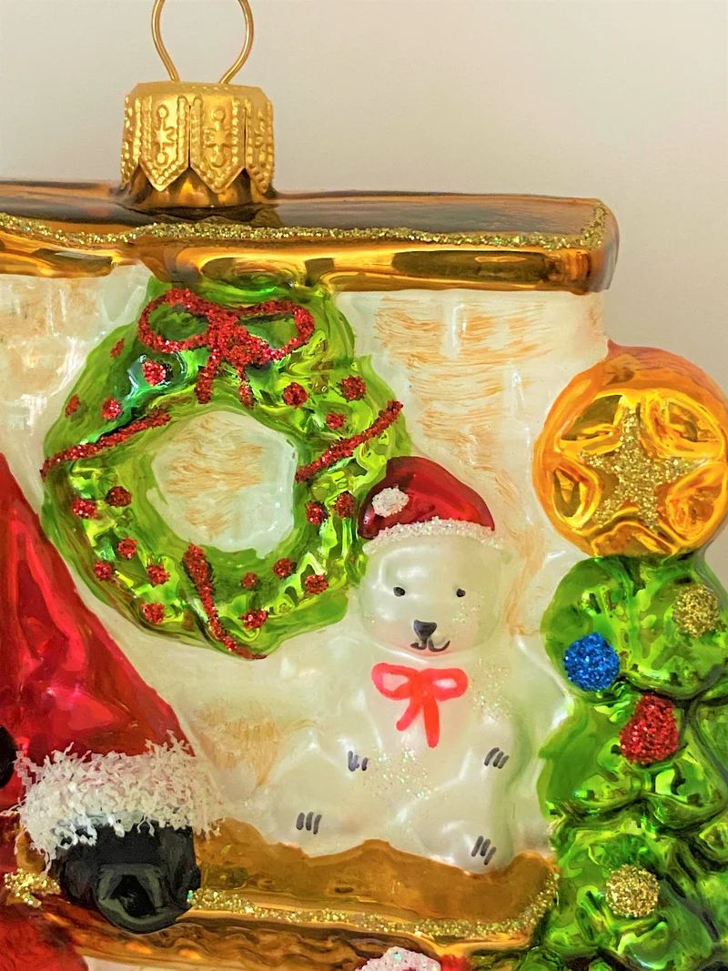 Santa Claus wärmt sich am Kaminfeuer auf