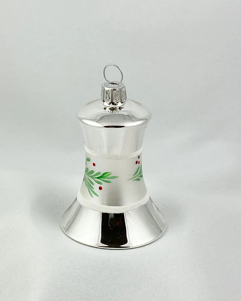 Silbernes Weihnachts-Glöckchen mit grünem Zweig