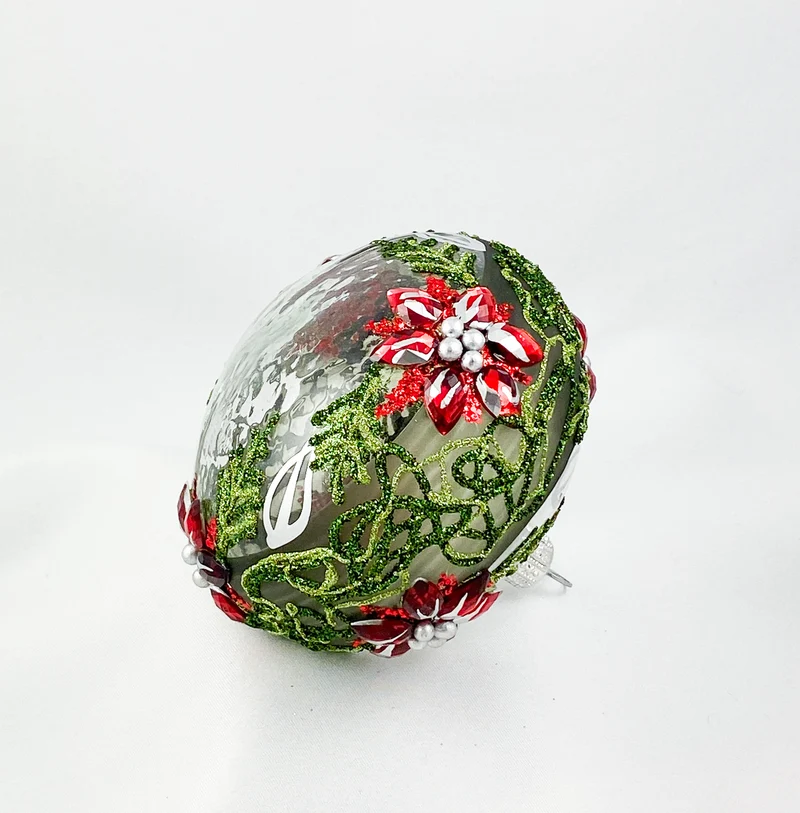 Transparente Kugel mit Blätterdekor und roten Blüten