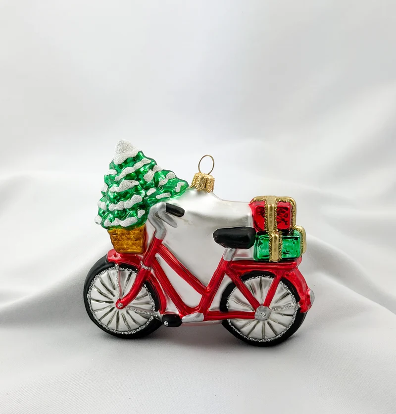 Damen-Fahrrad mit Christbäumchen im Körbchen