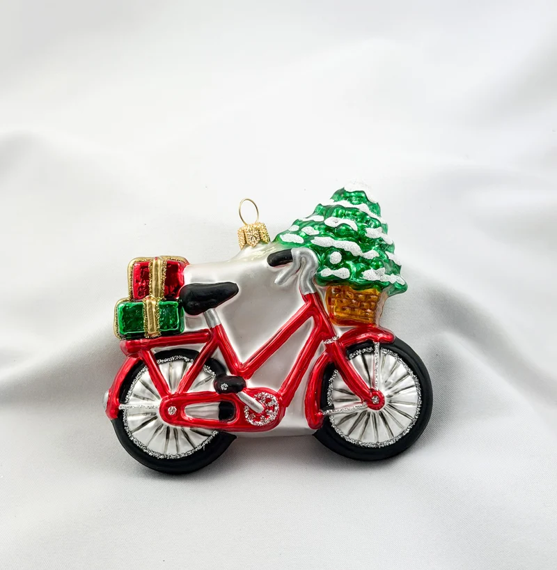 Damen-Fahrrad mit Christbäumchen im Körbchen