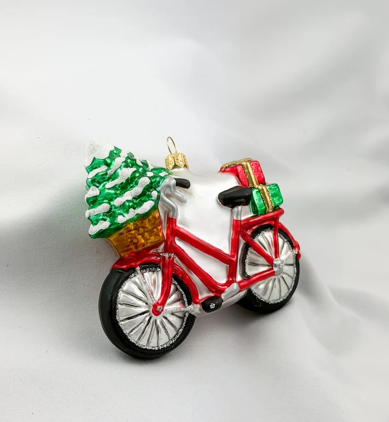 Damen-Fahrrad mit Christbäumchen im Körbchen