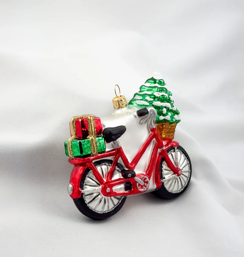 Damen-Fahrrad mit Christbäumchen im Körbchen