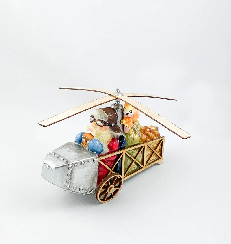 Santa Claus transportiert die Haselnüsse für das Eichhörnchen mit dem Helikopter AtlasArt