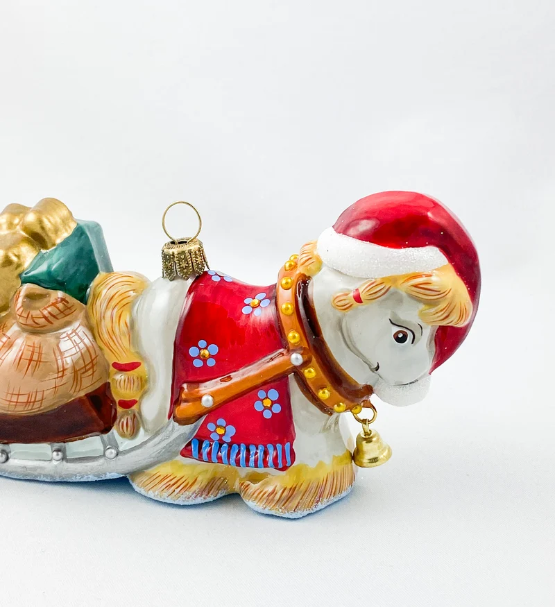 Pferdchen zieht den Schlitten mit den Geschenken AtlasArt