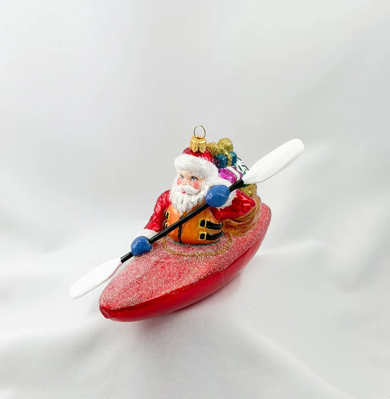 Santa Claus bringt die Geschenke mit dem Kajak