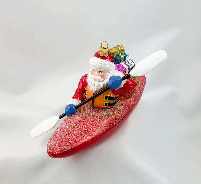 Santa Claus bringt die Geschenke mit dem Kajak