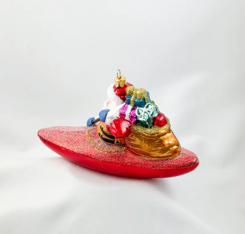 Santa Claus bringt die Geschenke mit dem Kajak