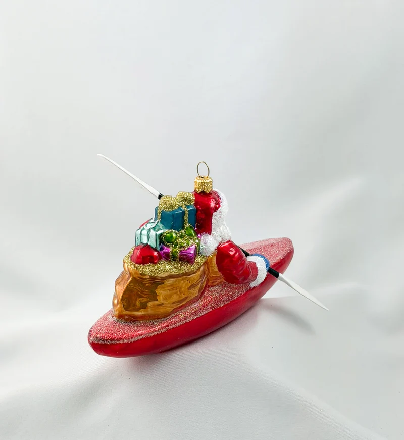 Santa Claus bringt die Geschenke mit dem Kajak