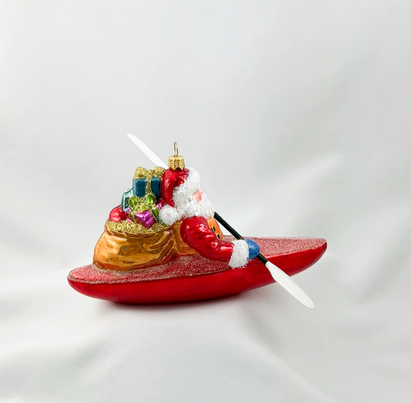 Santa Claus bringt die Geschenke mit dem Kajak