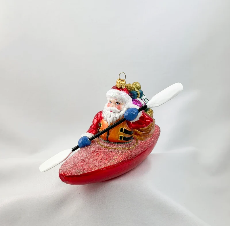 Santa Claus bringt die Geschenke mit dem Kajak