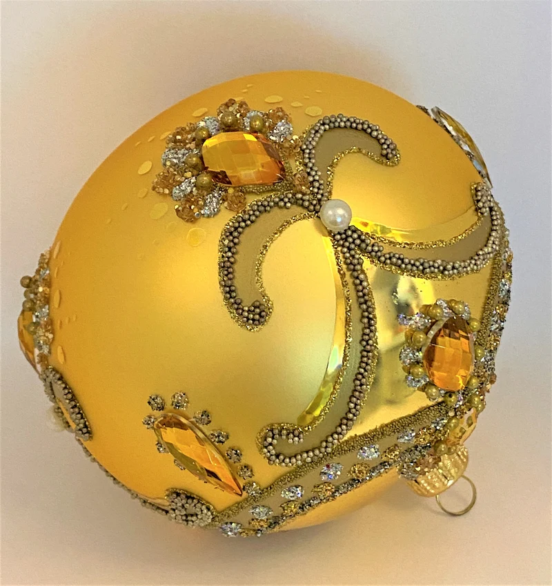 Goldene Kugel barock mit Volant und goldenen Schmucksteinen