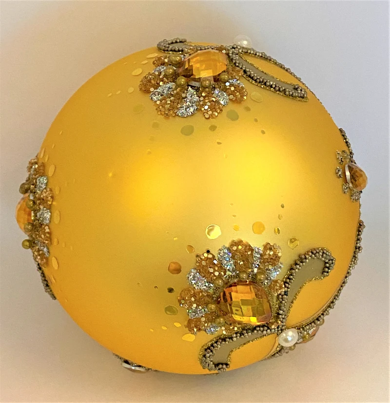 Goldene Kugel barock mit Volant und goldenen Schmucksteinen