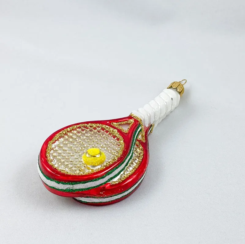 Tennisschläger mit gelbem Ball