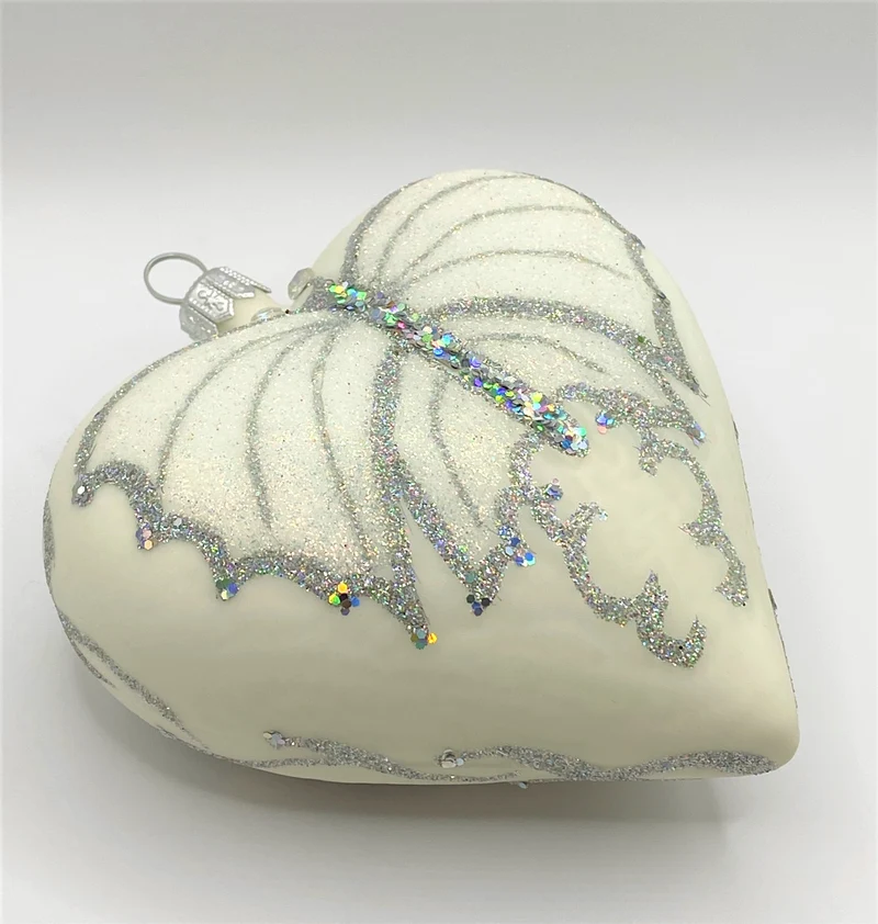 Herz weiss matt mit Schmetterling