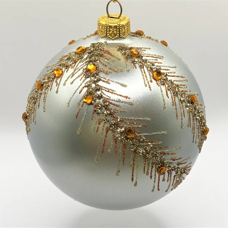 Kugel Silber matt mit stilisiertem Rankenmotiv und goldenen Schmucksteinen