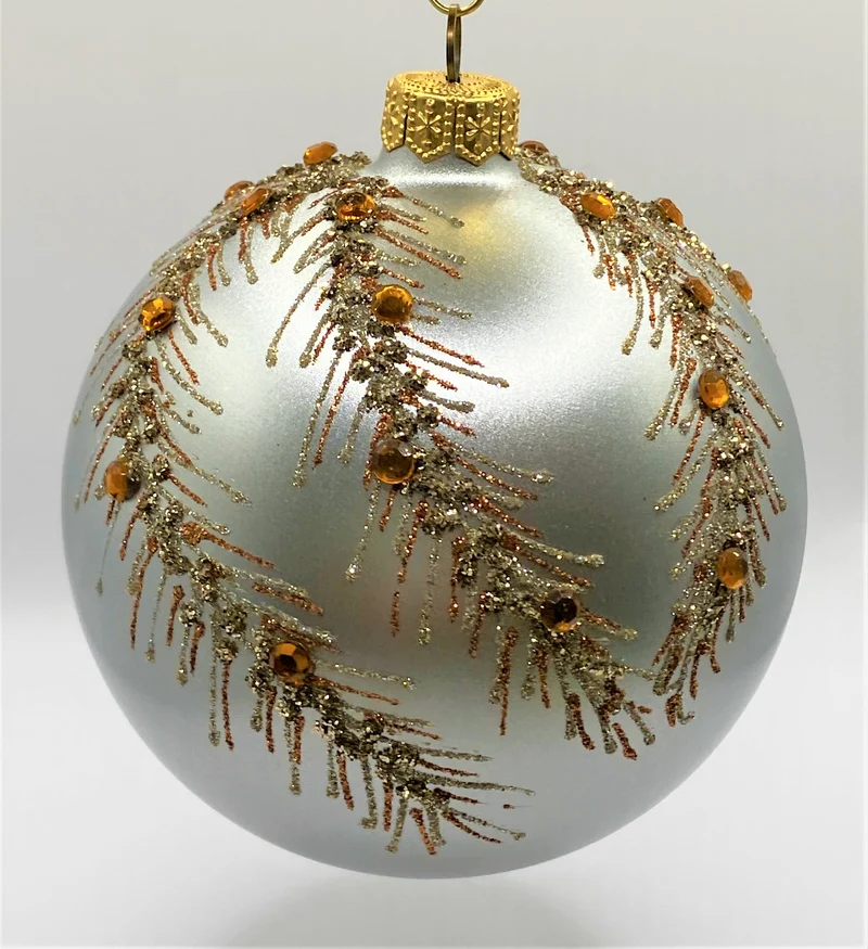 Kugel Silber matt mit stilisiertem Rankenmotiv und goldenen Schmucksteinen