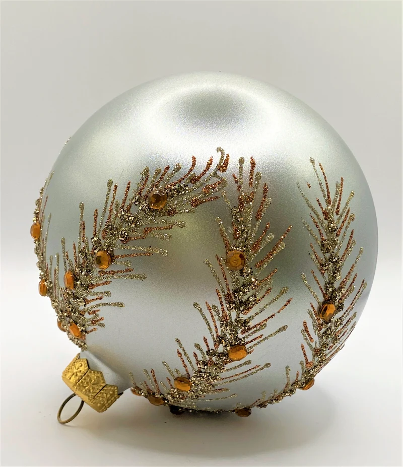 Kugel Silber matt mit stilisiertem Rankenmotiv und goldenen Schmucksteinen
