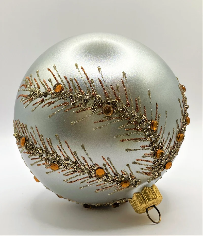 Kugel Silber matt mit stilisiertem Rankenmotiv und goldenen Schmucksteinen