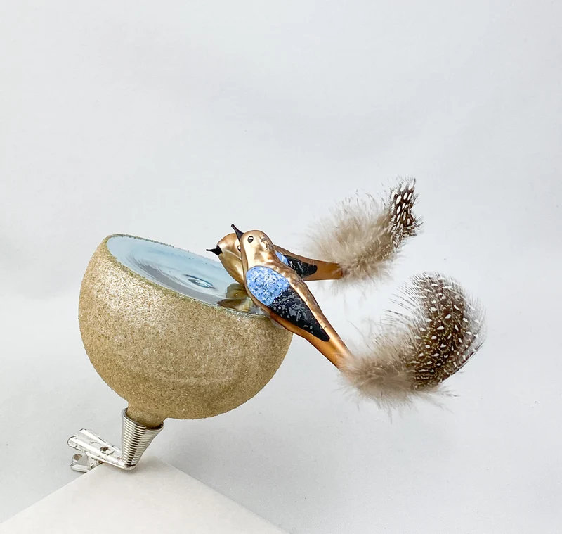 Zwei Vögel an der Wasser-Trenke